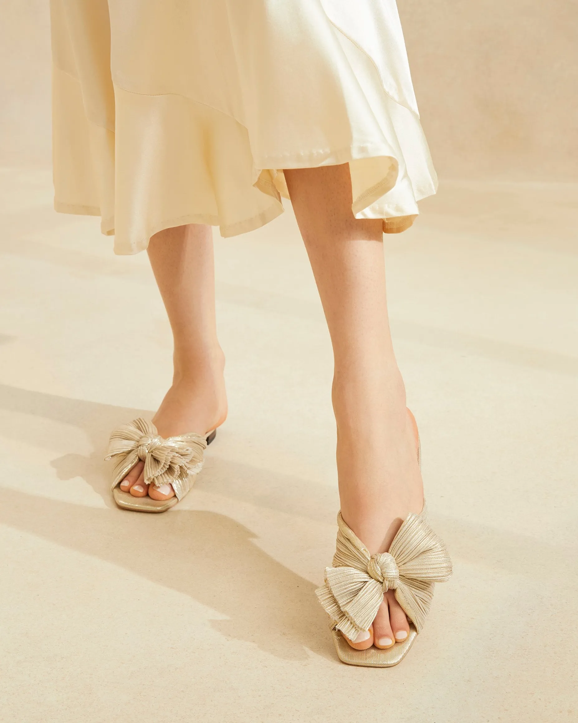 Daphne Natural Bow Slide