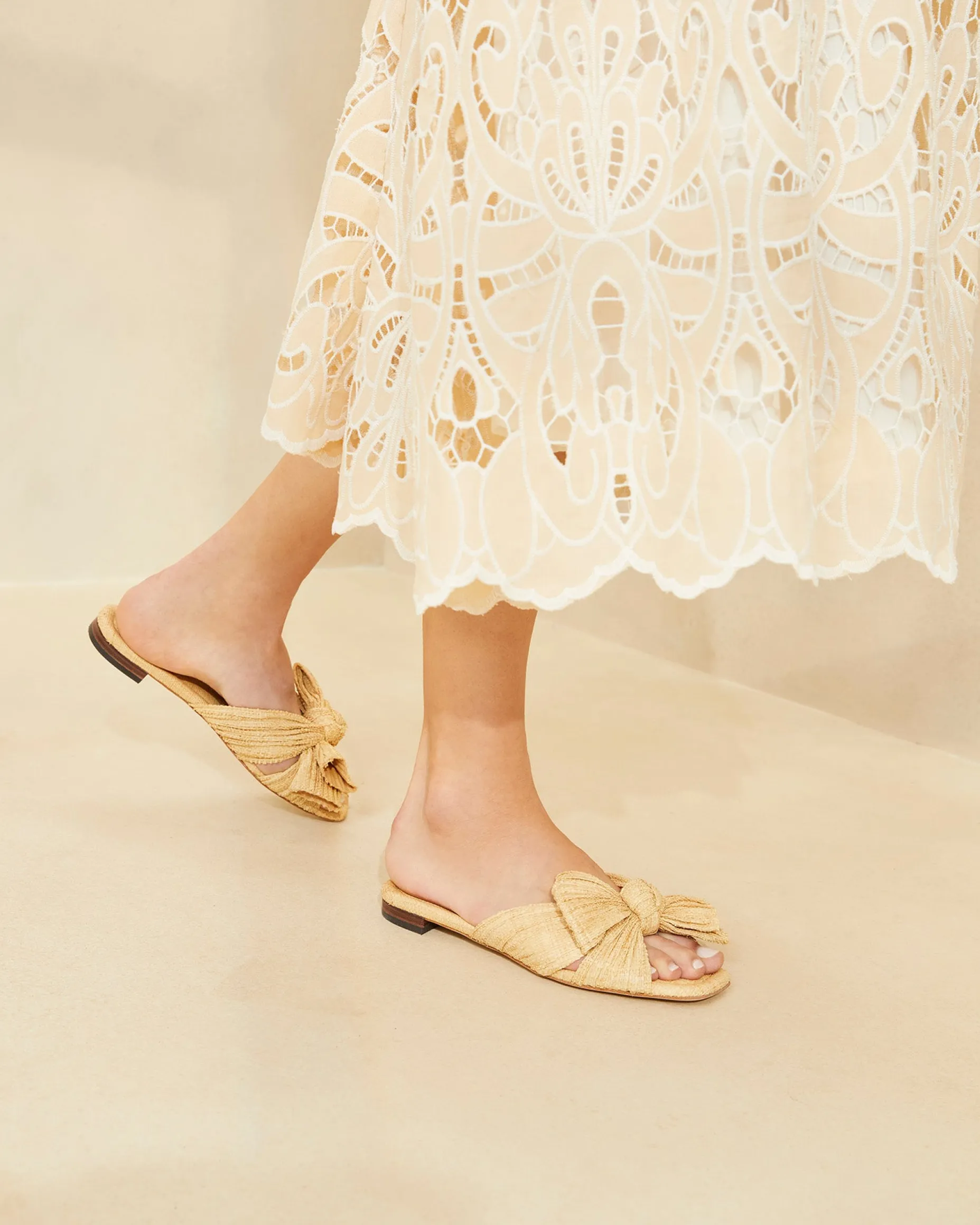 Daphne Natural Bow Slide